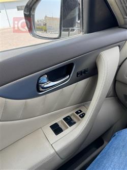 Infiniti QX70